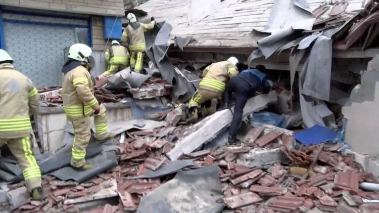 <p>İstanbul'da patlama sonrası 8 katlı bir binada çökme meydana geldi. Olay yerine çok sayıda polis, itfaiye ve sağlık ekipleri sevk edildi. </p>
