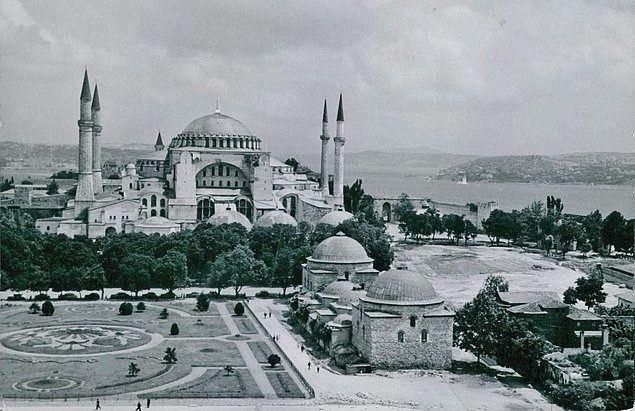 <p>30. Muazzam güzelliğiyle Ayasofya.</p>

<p> </p>
