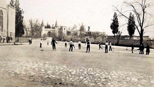 <p>32. Topkapı Sarayı 1. Avlu / 1920'ler.</p>

<p> </p>
