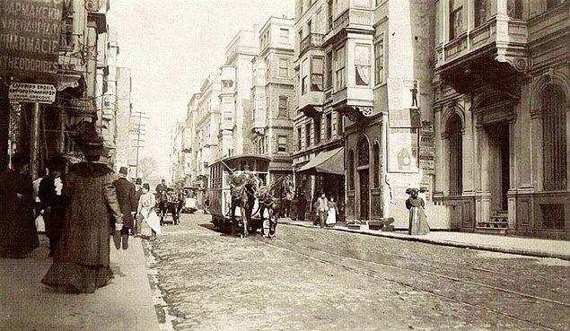 <p>37. İstiklal Caddesi'nde atlı tramvay.</p>

<p> </p>
