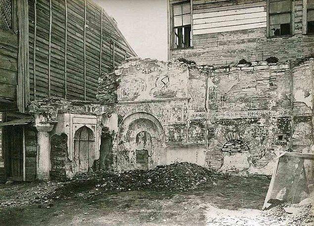 <p>55. Ayvansaray'da yer alan Toklu Dede Mescidi. Ancak kendisi yok olup gitti. İmar planlarında adı bile geçmiyor.</p>

<p> </p>
