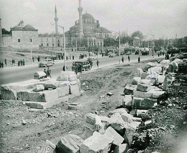 <p>56. 1927-1957 seneleri arasında yani Cumhuriyet kurulduktan sonra İstanbul'da yapılan arkeolojik kazıların fotoğrafları. Bu fotoğraf İngiltere'deki Birmingham Üniversitesi arşivlerinde bulundu.</p>
<p> </p>