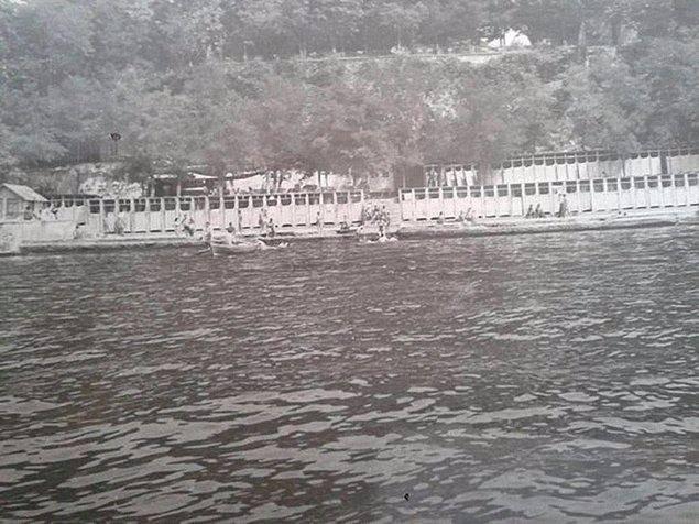 <p>58. Salacak Plajı yol yapım çalışmaları ile yıkılıyor. (1965. Üsküdar)</p>
<p> </p>