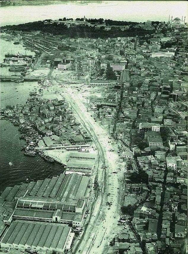 <p>64. Eminönü ve Unkapanı birbirine bağlanıyor. (1958)</p>
<p> </p>