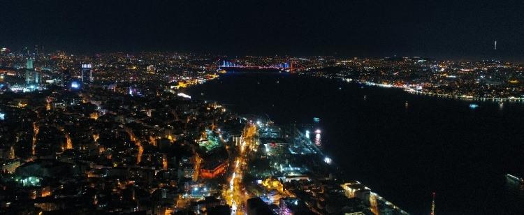 <p>15 Temmuz Şehitler Köprüsü, Yavuz Sultan Selim Köprüsü ve Galata Kulesi, 4 Şubat Dünya Kanser Günü'ne dikkati çekmek için mavi-turuncu renklerle ışıklandırıldı.</p>

