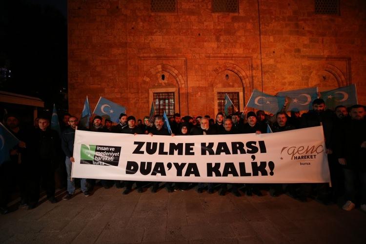 <p>Ulu Cami'de kılınan sabah namazının ardından "Zulme Karşı Duaya Kalk" sloganıyla bir araya gelen ve ellerinde Doğu Türkistan bayrakları bulunan yaklaşık 100 kişilik grup, Çin yönetimine tepki gösterdi.</p>