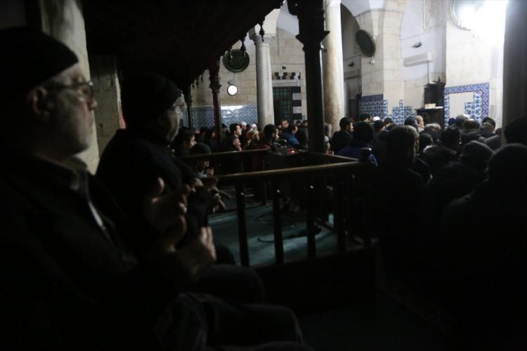 <p>Ulu Cami'de sabah namazının ardından İnsan ve Medeniyet Hareketi üyeleri ile bazı vatandaşlar, Doğu Türkistan'da ve diğer coğrafyalarda zulüm gören Müslümanların kurtulması için dua etti. Namazın ardından vatandaşlara çorba ikram edildi.</p>
