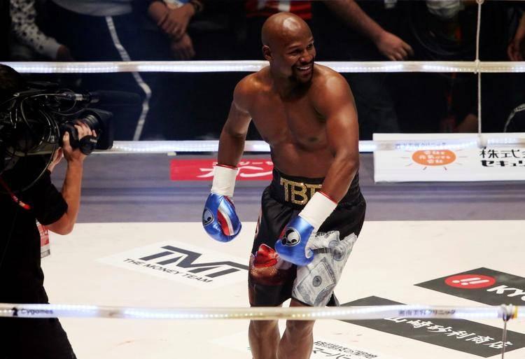 <p><strong>88 OTOMOBİLİ VAR</strong></p>

<p>Ünlü sporcu, kariyeri boyunca 48 maçta ringe çıktı ve hiç yenilgi almadı. Garajında 88 lüks otomobili bulunan Mayweather, servetini hayranlarından saklamıyor. Sosyal medya hesaplarında deste deste parayla poz vermekten çekinmeyen Mayweather, yolculuklarını da özel jetiyle yapıyor.</p>
