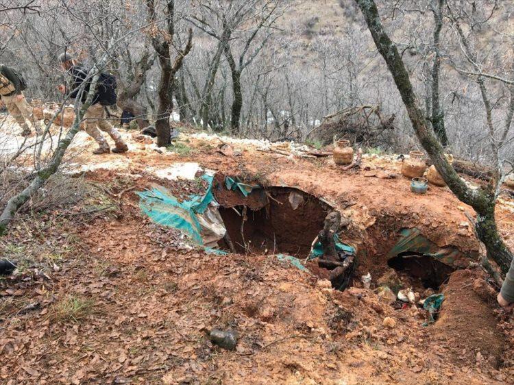 <p>Mayın arama köpeklerinin de katıldığı operasyonda teröristlerce kullanılan 9 barınak ve sığınak tespit edildi.</p>
<p> </p>