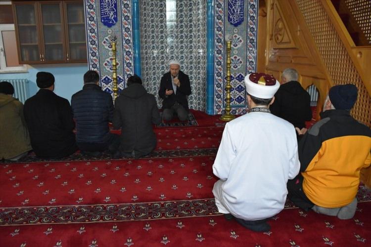 <p>Van'da İnsan ve Medeniyet Hareketi (İMH) üyeleri ile vatandaşlar İpekyolu ilçesindeki tarihi Hüsrevpaşa Camisi'nde "Zulme Karşı Duaya Kalk" sloganıyla sabah namazında bir araya geldi.</p>