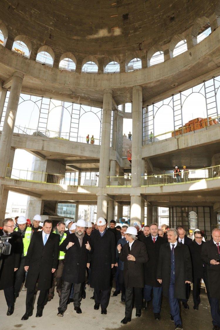 <p>Cumhurbaşkanı Recep Tayyip Erdoğan, Taksim Camii inşaatında incelemelerde bulundu.</p>
