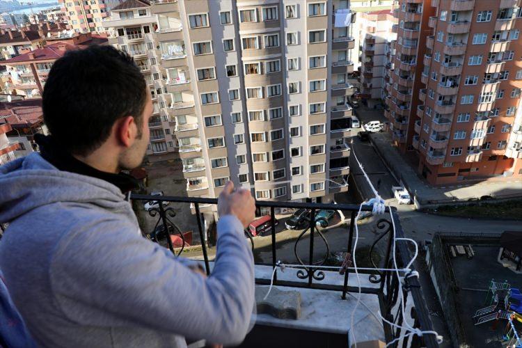 <p>Rize'de yaşayan Gökhan Gökdemir, markete gitmeye üşenince evinin balkonuna 200 metrelik bir ilkel "teleferik" kurdu.</p>
