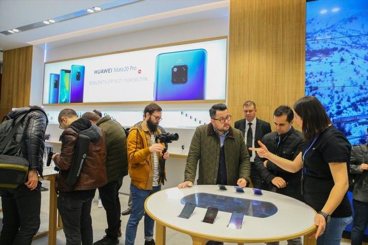 <p>Huawei Deneyim Mağazası'ndan akıllı telefon satın alan kullanıcılara ayrıca VIP Kart verilecek. </p>
