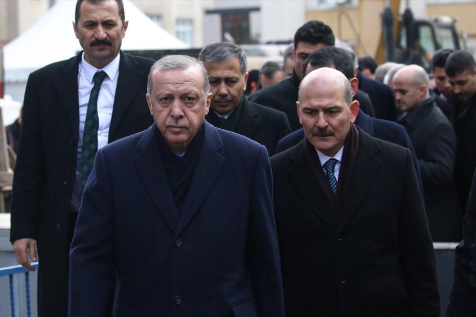 <p>Bütün bunlarla beraber inşaat ruhsatları olmadan yapılan inşaatlarla, burada olduğu gibi iskan olmadan yerleşimler, bunların neticesinde 3 kata müsaade edildiği halde 8 kat inşatın yapılmış olması. </p>