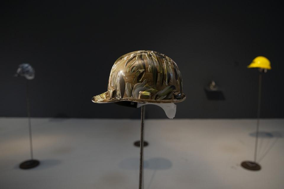 <p>Baret deyince herkesin aklına iş güvenliğinin geldiğini kaydeden Ak, "İş güvenliğinin bir simgesi haline gelmiş baret, çalışanı her şeyden koruyor diye bir algı var. Baretleri sergilerken amacımız 'acaba' sorusunu sordurmak." dedi. </p>
<p> </p>