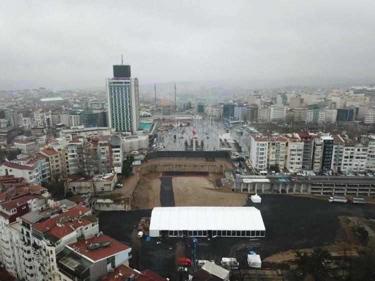 <p>Atatürk Kültür Merkezi'nin (AKM) ise 2019'un ilk çeyreğinde tamamlanması planlanıyor. AKM'nin yeni binasının mimarlığını ise AKM'nin ilk binasının mimarı Hayati Tabanlıoğlu'nun oğlu Murat Tabanlıoğlu.</p>
