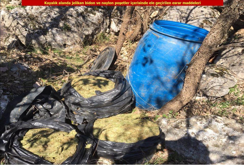 <p>Gerçekleştirilen temas arama faaliyetlerinde bahse konu sığınak, arazi ve jelikon bidonlar içerisinde bin 220 adet 7,62 milimetre AK-47 Kaleşnikof piyade tüfeği fişeği, 500 adet Mavzer fişeği, 1 adet iki parça halinde jenaratör, 2 adet bombaatar mühimmatı, 6 adet 4’lü pil bloğu, 1 adet 6’lı pil bloğu, 1 adet büyük 2’li pil bloğu, 28 adet küçük pil, 4 adet 12 voltluk akü, 2 adet büyük tüp, 1 adet güneş paneli kontrol düğmesi, çok miktarda mayın/el yapımı patlayıcı düzeneğinde dış kap olarak kullanılmak üzere şekillendirilmiş tencere, 3 adet 100 litrelik mayın/el yapımı patlayıcı düzeneğinde dış kap olarak kullanılan demir su kazanı, 110 metre elektrik kablosu, çok sayıda çadır demiri, giyim, yaşam, tıbbi malzeme ve örgütsel doküman ele geçirilmiş, delil niteliğine haiz olan malzemeler muhafaza altına alınmış, diğer malzemeler Cumhuriyet Başsavcılığının talimatı gereğince yerinde imha edilmiştir” denildi. </p>