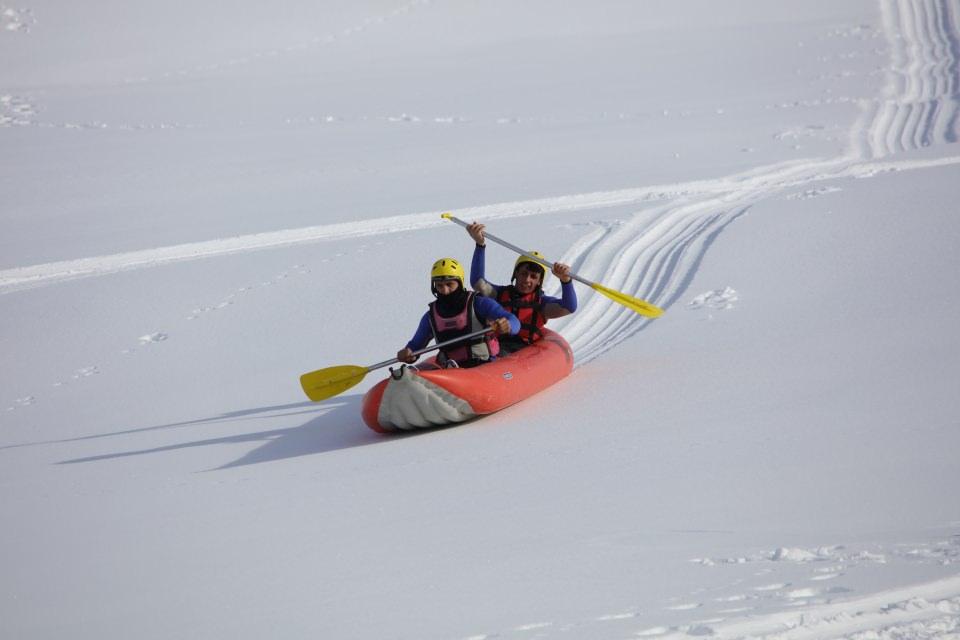 <p>İlçe sakinlerinden Ömer Şavan, karda rafting yapmanın heyecanını yaşadığını anlatarak, "Bu etkinliğin yöneticilerin eliyle geliştirilmesi ve geleneksel hale getirilmesini bekliyoruz." dedi. </p>
<p> </p>