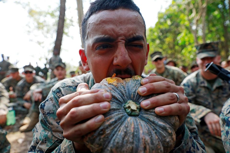 <p>Yaklaşık 4500 ABD askerinin bulunduğu tatbikatta kısıtlı yiyecek ve içecek imkanlarıyla hayatta askerler kalmayı öğreniyorlar.</p>

<p> </p>
