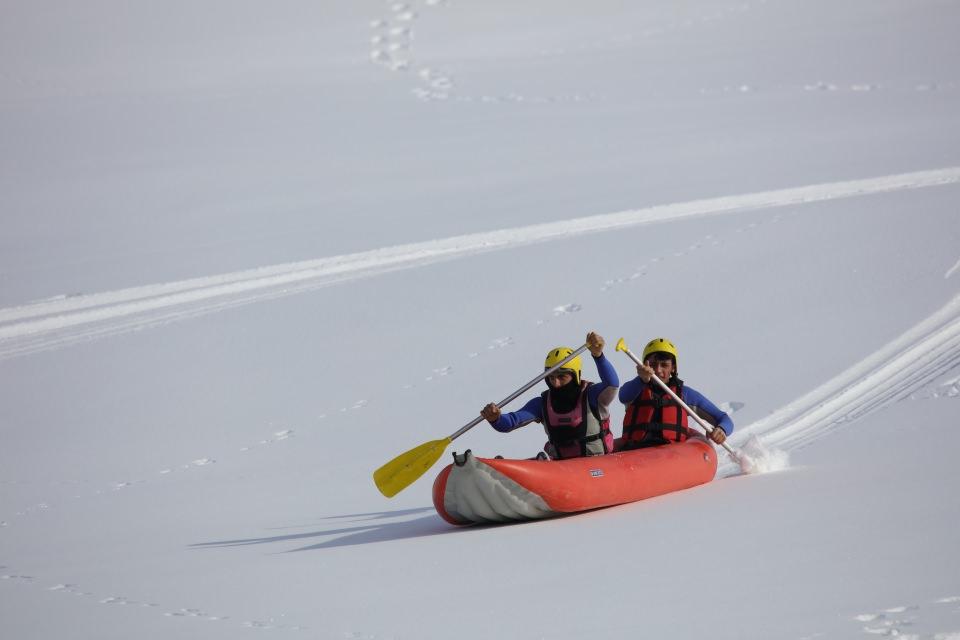 <p>Sporcular da kar raftinginin suda yapılana göre daha fazla adrenalin içerdiğini dile getirdi.</p>
<p> </p>