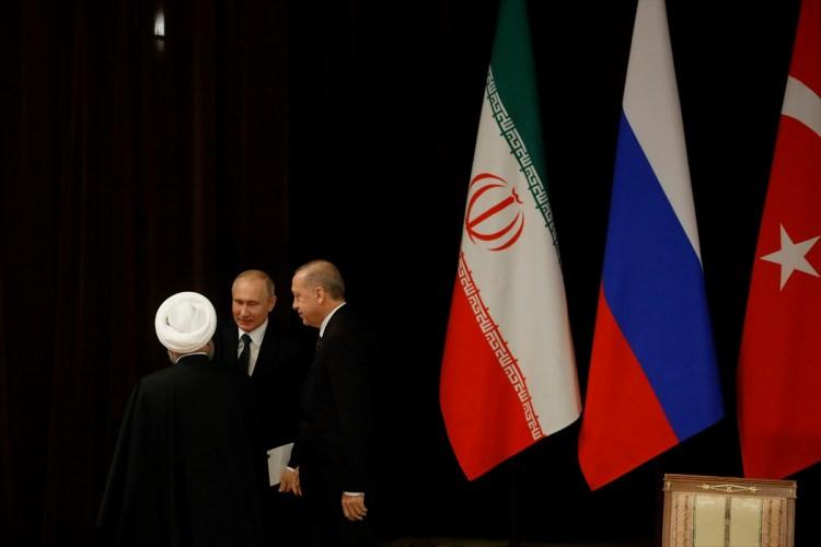 <p>Rusya Devlet Başkanı Vladimir Putin, Cumhurbaşkanı Recep Tayyip Erdoğan ve İran Cumhurbaşkanı Hasan Ruhani arasında gerçekleşen Suriye konulu üçlü zirvenin tamamlanmasından sonra sürpriz bir gelişme yaşandı.</p>
