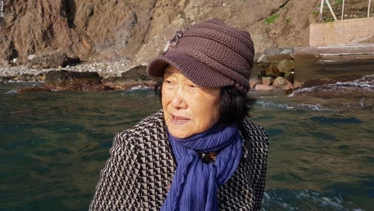 <p>Güney Koreli Kim Sin-yeol (81) isimli kadın, ülkesi ve Japonya'nın üzerinde hak iddia ettiği Liancourt Kayalıkları'nda (Dokdo Islands) tek başına yaşıyor.</p>

<p> </p>

