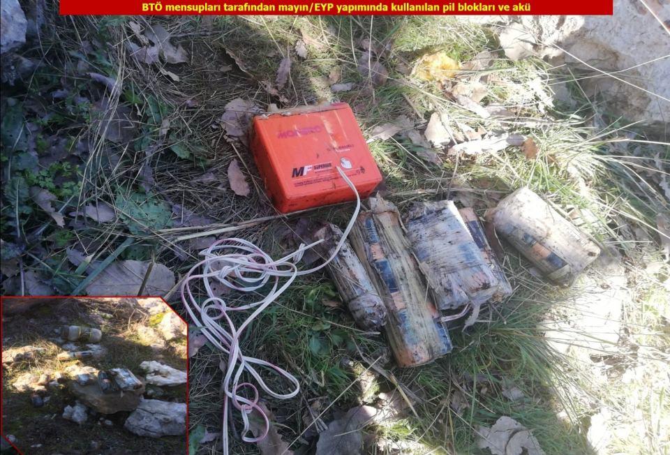 <p>Lice ilçesi Yolçatı köyü stabilize yolundaki menfez içerisine bölücü terör örgütü mensuplarınca yerleştirilen, 12 kilogramlık tüpten oluşan 1 adet mayın/el yapımı patlayıcı düzeneği tespit edilmeyi müteakip, Patlayıcı Madde Tespit ve İmha Timi tarafından yerinde imha edilmiştir. </p>