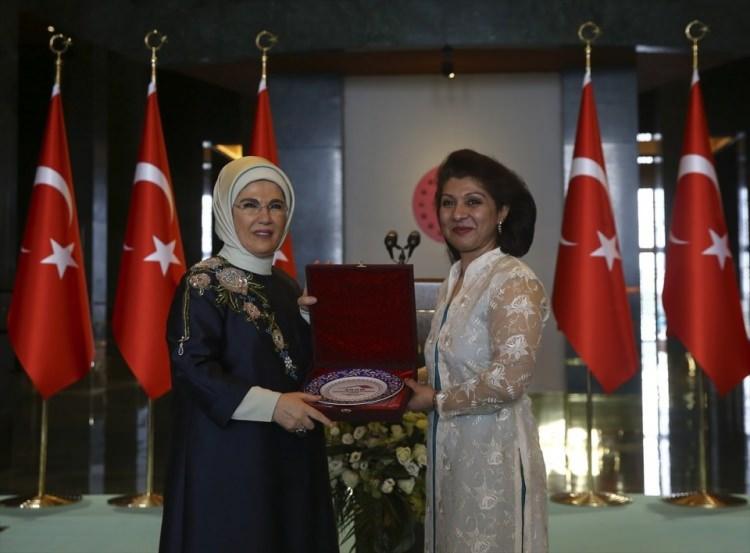 <p>Türkiye Cumhurbaşkanı Recep Tayyip Erdoğan'ın eşi Sayın Emine Erdoğan, Cumhurbaşkanlığı Külliyesi'ndeki Kış Bahçesi'nde ev sahipliği yaptığı özel yemek davetinde, yabancı misyon şeflerinin eşleriyle buluştu.</p>
