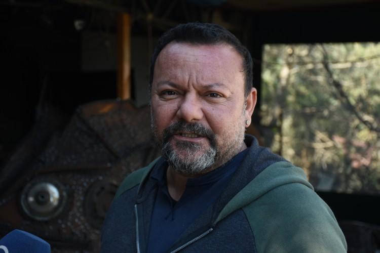 <p>Koçak'ın hurda ve metalle sanat eserleri yaptığını bilen bazı komşuları da evlerinde kullanmadıkları metal malzemeleri hurdacıya vermek yerine değerlendirilmesi amacıyla sanatçıya hediye ediyor.</p>
<p> </p>