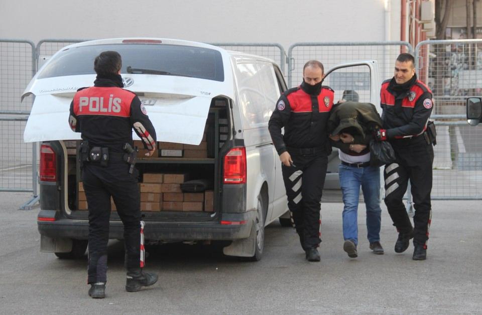 <p>Polis daha sonra ticari aracın arka tarafında yaptığı aramada da 16 ruhsatsız pompalı tüfek, 86 üretim izni ve belgesi olan ancak irsaliyesi ile dağıtım izni bulunmayan pompalı tüfek ile kutular içinde yüzlerce kurusıkı tabanca ele geçirdi. <br />
 </p>
