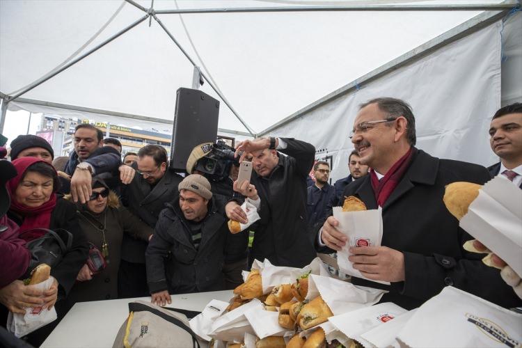 <p>"(Kemal Kılıçdaroğlu) 8-9 yıl önce, ilk TBMM konuşmasında sözü Türkiye'de yapılan kötülüklere, yolsuzluklara getirip burada 21 yıl belediye başkanlığı yapmış birisini suçladı. 25 yıllık kamu görevlisiyim. Belediye başkanlığı, bakanlık yaptım ve genel başkan yardımcısıyım. En ufacık bir hatamız olmadığı gibi asla bir ceza da almadık. Yapılan iftira neticesinde, iki kez Türk hukuk tarihinde savcılar bir araya geldiler, bu nedir diye incelediler. Oy birliğiyle ikisinde de 'Kemal Kılıçdaroğlu'nun söylediği her şey yalan, her şey iftira' diye karar verdiler. Fakat orada bir algı operasyonu devam etti. Yaklaşan seçimler boyunca üç-dört ay devam ettirdiler. Ben ömrümde hiç sola oy vermemişim ama Deniz Baykal'ı bir kez daha takdir ediyorum. Devlet adamıydı. Şimdi yerine gelen adam durmadan yalan söylüyor. Sabah bir yalan, öğleden sonra bir yalan, akşam bir yalan."</p>
