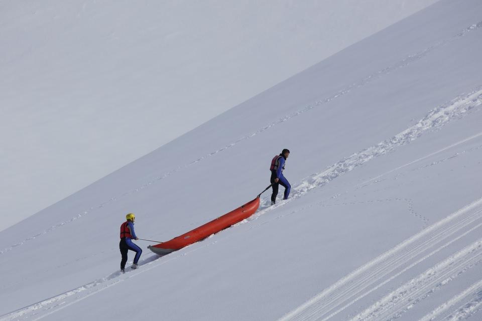 <p><strong>Manto, çevredekilerin de karda rafting yaparak bu heyecana ortak olduklarını dile getirdi. </strong></p>
<p>Çatak Belediye Spor Rafting Antrenörü ve Rafting İl Temsilcisi Süleyman Bayat, salonda kondisyon çalışmanın yerine karda rafting yapmanın daha yararlı olduğunu ifade etti. </p>
