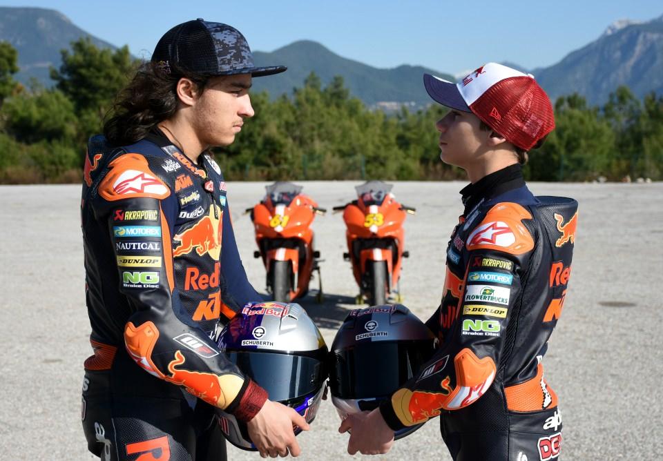 <div>Asya Yetenek Kupası şampiyonu Deniz Öncü de kardeşi Can ile motor sporları kariyerinde hızlı adımlar atmaya devam ediyor. 2017'de kardeşiyle birlikte yer aldığı Red Bull MotoGP Rookies Cup'ta dördüncü olan Deniz, Asya Yetenek Kupası'nı ise şampiyon tamamladı. 2018'de ise kardeşi Can'ın ardından Red Bull MotoGP Rookies Cup'ta sezonu ikinci sırada tamamlayan Deniz'in en büyük hedefi bir gün MotoGP'de yarışmak. </div>

<div> </div>
