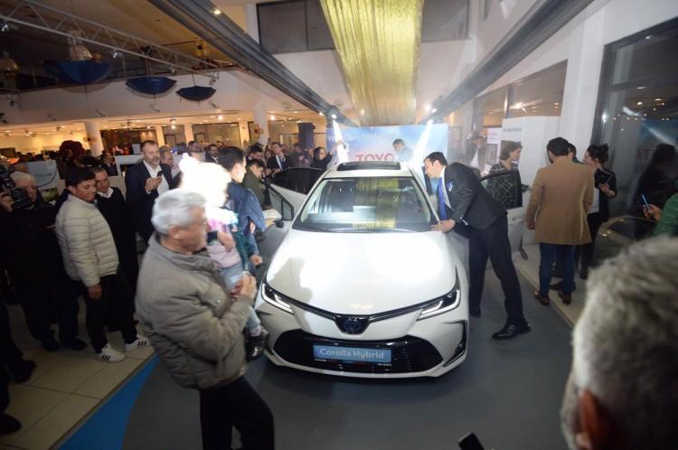 <p>YENİ GÜVENLİK SİSTEMİ ile KAZA RİSKİ MİNİMUMA İNDİ </p>
<p>Yeni Corolla'nın hibrit versiyonunda Toyota'nın en gelişmiş güvenlik donanımları benzersiz Toyota Safety Sense özellikleri ile standart olarak tüm donanım seviyelerinde sunuluyor. </p>