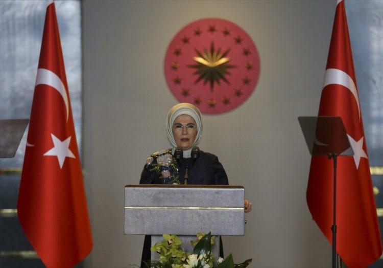 <p>Davette konuşmasını gerçekleştiren Emine Erdoğan, misafirlerini en özel bir şekilde ağırladı.</p>
