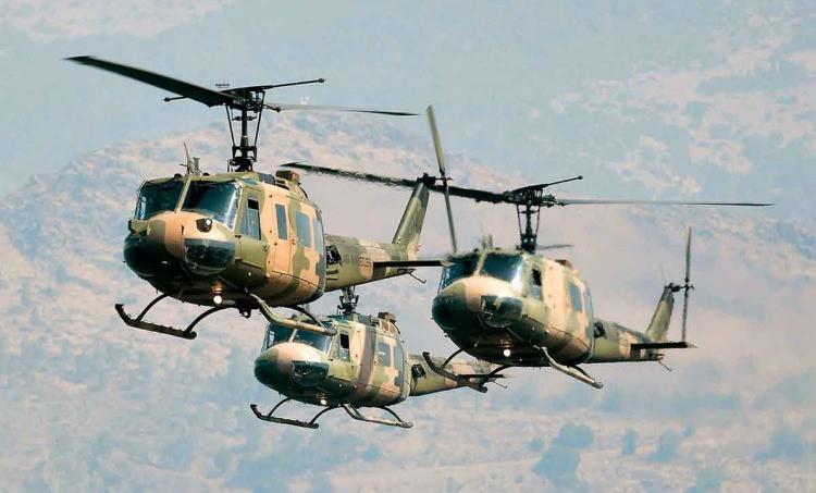 <p>EN SON ÜRETİMİ 1976 YILINDA YAPILDI</p>
<p> </p>
<p>Dünyada birçok ülke tarafından hala kullanılmaya devam eden ve Vietnam savaşının simgelerinden olan UH-1'ler arama kurtarma, nakliye ve pilot eğitimi görevlerinde kullanılmak üzere tasarlandı. İlk uçuşunu 22 Ekim 1956'da yapan UH-1'ler 1959 yılında Amerikan Ordusu'nun hizmetine girdi. En son üretimi 1976 yılında yapılan UH-1’lerin o yıl üretim hattı kapandı.Bell helikopterleri serisinin öncüsü olan UH-1'ler Vietnam Savaşı'nda kullanılmak üzere yeniden tasarlandı. ABD, UH-1 tipi helikopterleri 2004 yılından itibaren kullanmama kararı aldı.</p>