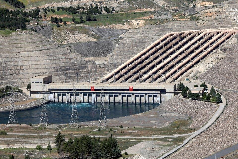 <p> Cumhuriyet tarihinin en büyük yatırımlarından GAP'a hayat veren ve gövde dolgu hacmi bakımından Türkiye'de 1. dünyada 6. sırada yer alan Atatürk Barajı, yapılan modernizasyon çalışmasıyla teknolojik olarak yenilendi.</p>
