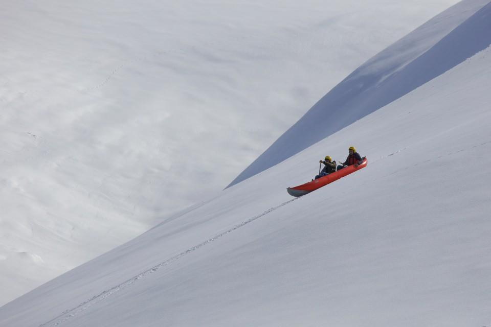 <p>Tunceli'de haziranda yapılacak Dünya Rafting Şampiyonası'nda mücadele edecek sporcular, kar kalınlığının yer yer 3 metreyi bulduğu 2 bin 800 rakımlı dağların zirvesinde antrenman yapıyor.</p>

<p> </p>
