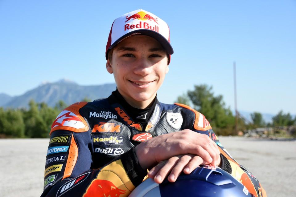 <div>Burada büyük bir zafere imza atan Can, katıldığı ilk Moto3 yarışını da kazanan en genç pilot unvanına sahip oldu. 2019'da yine Moto3'te yarışacak olan Can, MotoGP hayalinin peşinden koşmaya devam edecek.</div>

<div> </div>
