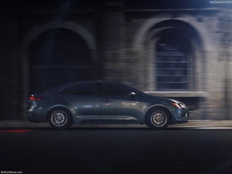 <p>Bunun yanında Yeni Corolla Hybrid'de büyük kolaylık sağlayan kablosuz şarj ünitesi, çift bölgeli otomatik klima ve otomatik olarak katlanılabilir yan aynalar da standart olarak yer alıyor. </p>
<p> </p>
