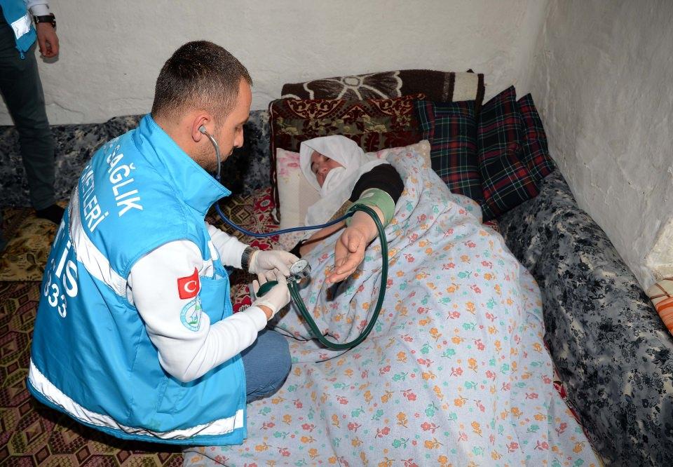 <p>Hastanın kızı Şengül Temizbaş da annesine evde sağlık hizmeti sunan ekip üyelerine teşekkür ederek, verilen hizmetten duyduğu memnuniyeti dile getirdi. </p>
<p> </p>