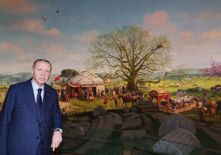 <p>Erdoğan, müzeyi hayranlıkla izledi. "Bu anı nasıl tasavvur ettiniz?" diye soran Erdoğan, daha sonra müzedeki tüm noktaları gezdi. Osmangazi Belediye Başkanı Mustafa Dündar, bütün müzelerde savaşların anlatıldığını, bu müzede ise Osmanlı’nın hoşgörüsü ve adaletinin canlandırıldığını ifade etti.</p>

