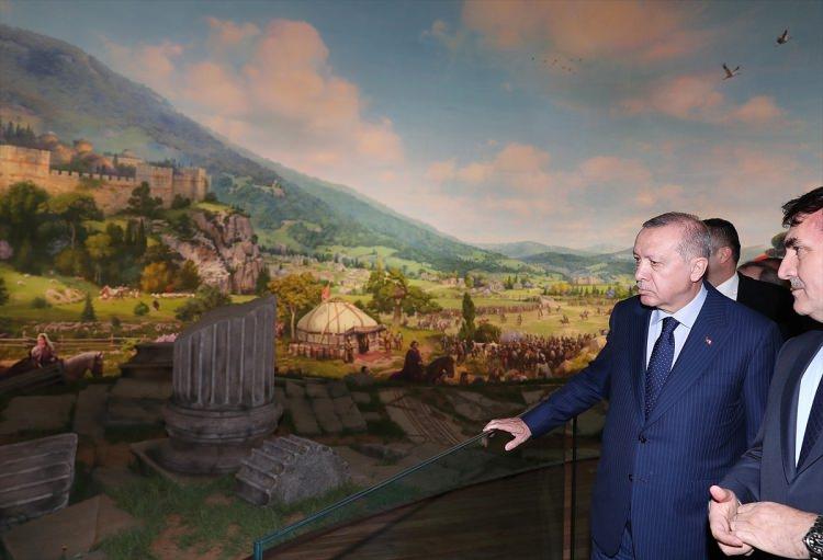 <p>Cumhurbaşkanı Recep Tayyip Erdoğan Bursa mitinginin ardından Osmangazi Belediyesi tarafından şehre kazandırılan Panorama 1326 Bursa Fetih Müzesi’nin resmi açılışını yaptı.</p>
