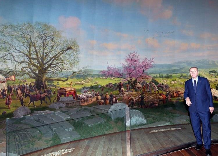 <p>Şehrin fethinin canlandırıldığı ve 42 metrelik kubbe açıklığıyla dünyanın en büyük panoramik özelliğine sahip resme hayran kalan Erdoğan, çınar ağacı ve Orhangazi’nin çadırının tasvir edildiği bölümde hatıra fotoğrafı çektirdi.</p>
