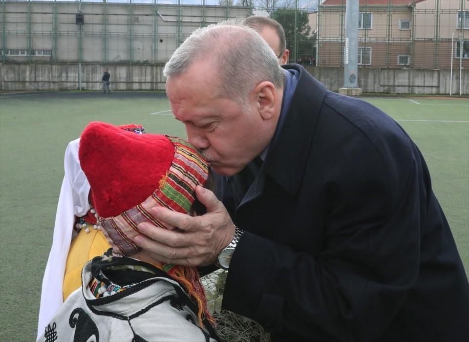 <p>Erdoğan kendisini karşılayan yerel kıyafetli çocuklarla sohbet etti.</p>
