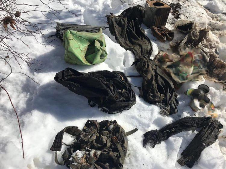 <p>Sığınak ve barınma alanlarında yapılan aramalarda 2 adet dağ bisikleti, 3 metre mavi branda, 2 adet 3 kilogram tuz, 1 adet alt terörist kıyafeti, 20 metre şeffaf naylon, 3 kilogram çay, 1 adet termos 1 adet üst terörist kıyafeti, 1 adet bandana, 3 adet orta boy pil kutusu, 5 adet sigara kutusu, 1 adet büyük boy çuval, 1 adet lokum kutusu, 1 adet 5 çarpı 5e badında mavi branda, 1 adet şemsiye, 1 adet enjektör ele geçirildi. </p>