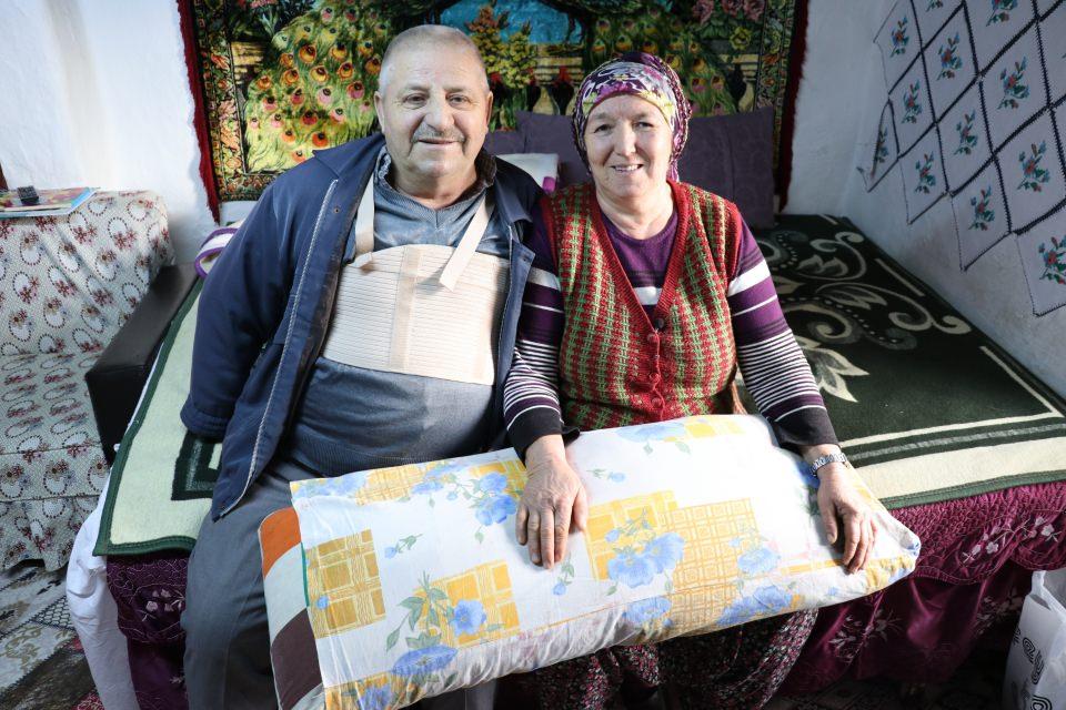 <p>Eşiyle Hıdrellez şenliklerinde tanışarak dünyaevine girdiğini dile getiren Fatma Şentürk, evliliklerini yarım asırdır sürdürdüklerine dikkati çekerek, "Çok mutluyum. Allah'a şükürler olsun ki eşimi tanımışım. Eşimi halen çok seviyorum. Çok güzel geçindik. Yarım asırdır aynı yastığa baş koyuyoruz. Yastığımız bir, hiçbir zaman ayırmadık. Eski yıllarda olduğu gibi aynı yastığa başımızı koyduk." dedi.</p>
