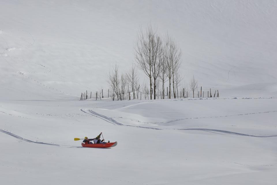 <p><strong> Karla kaplı dağlarda rafting antrenmanı</strong></p>
<p>Çatak Gençlik Hizmetleri ve Spor Müdürü Erkan Manto, AA muhabirine yaptığı açıklamada, ilçede suyun yanı sıra karda da rafting yapılabildiğini söyledi. </p>
<p>Çataklı sporcuların Dünya Rafting Şampiyonası'na karla kaplı dağların zirvesinde antrenman yaparak hazırlandığını belirten Manto, "Biz daha önce Çatak Çayı'nda rafting yapıyorduk. Bu yıl sporcuların yoğun ilgisi üzerine 'Karda rafting yapalım' dedik. Çatak Çayı şimdi soğuk olduğu için sporcularımızın kondisyonlarını kaybetmemesi amacıyla çalışmalarımızı karda sürdürüyoruz. Tunceli'de yapılacak yarışmalarda iyi bir derece alacağımızı düşünüyoruz." dedi. </p>