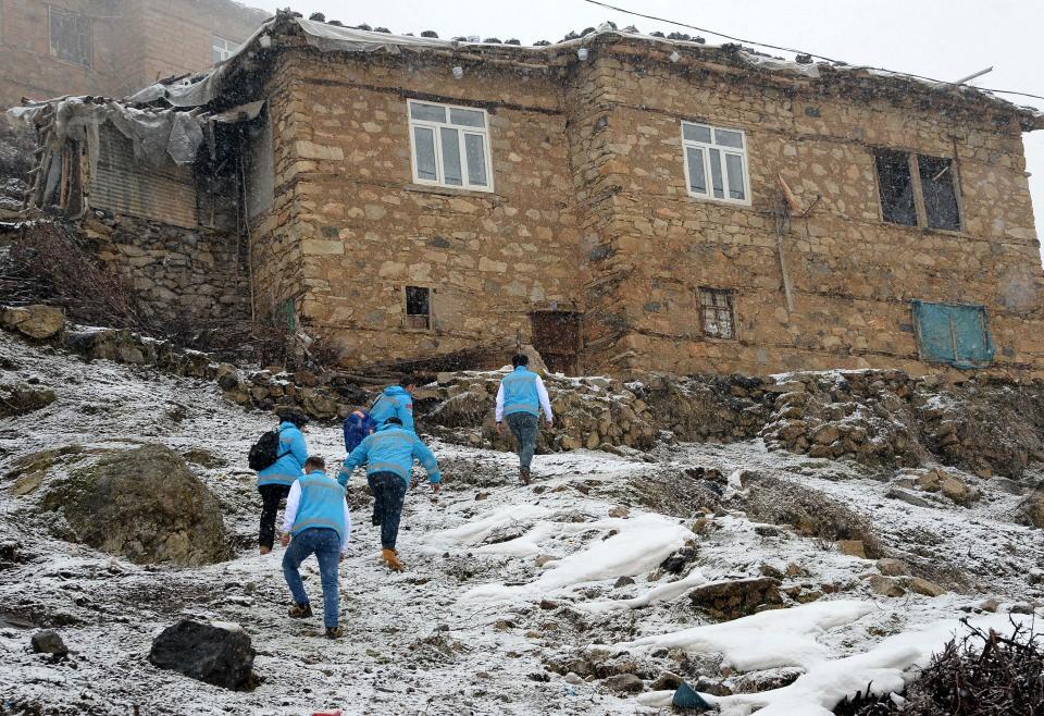 <p>Evde Sağlık Hizmetleri Koordinasyon Merkezi Sorumlusu ve İl Koordinatörü Dr. Mehmet Rıza İşik, AA muhabirine yaptığı açıklamada, evde sağlık hizmetine ihtiyaç duyan hastaların, hastaneye gitmelerine gerek kalmadan ev ortamında muayene edildiğini, gerekli ihtiyaçlarının karşılandığını söyledi.</p>
<p> </p>