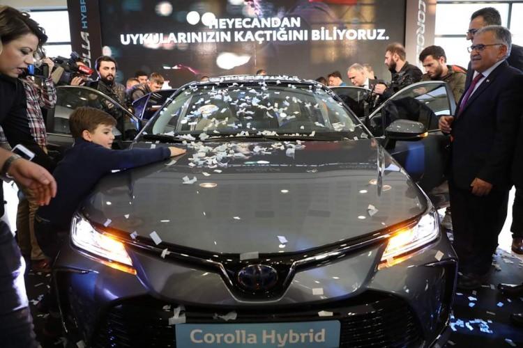 <p>FİYATI BELLİ OLDU</p>
<p>Yeni Corolla'nın, hibrit versiyonu 137 bin 500 TL’den, benzinli versiyonları ise hurda teşviki ile 95 bin 700 TL’den başlayan fiyatlarla satışa sunuldu.</p>
<p> </p>